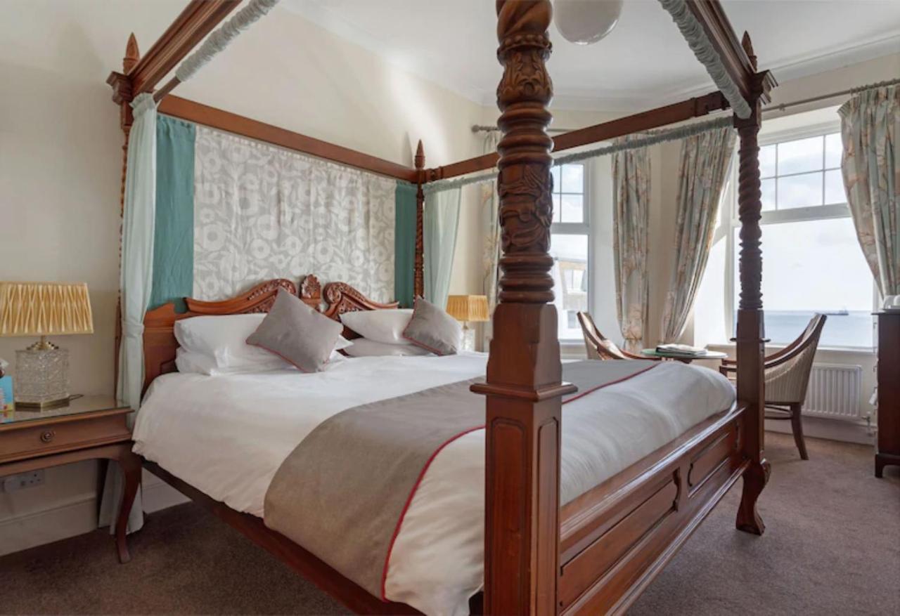 Hotel Anacapri Falmouth Exteriér fotografie A four-poster bed