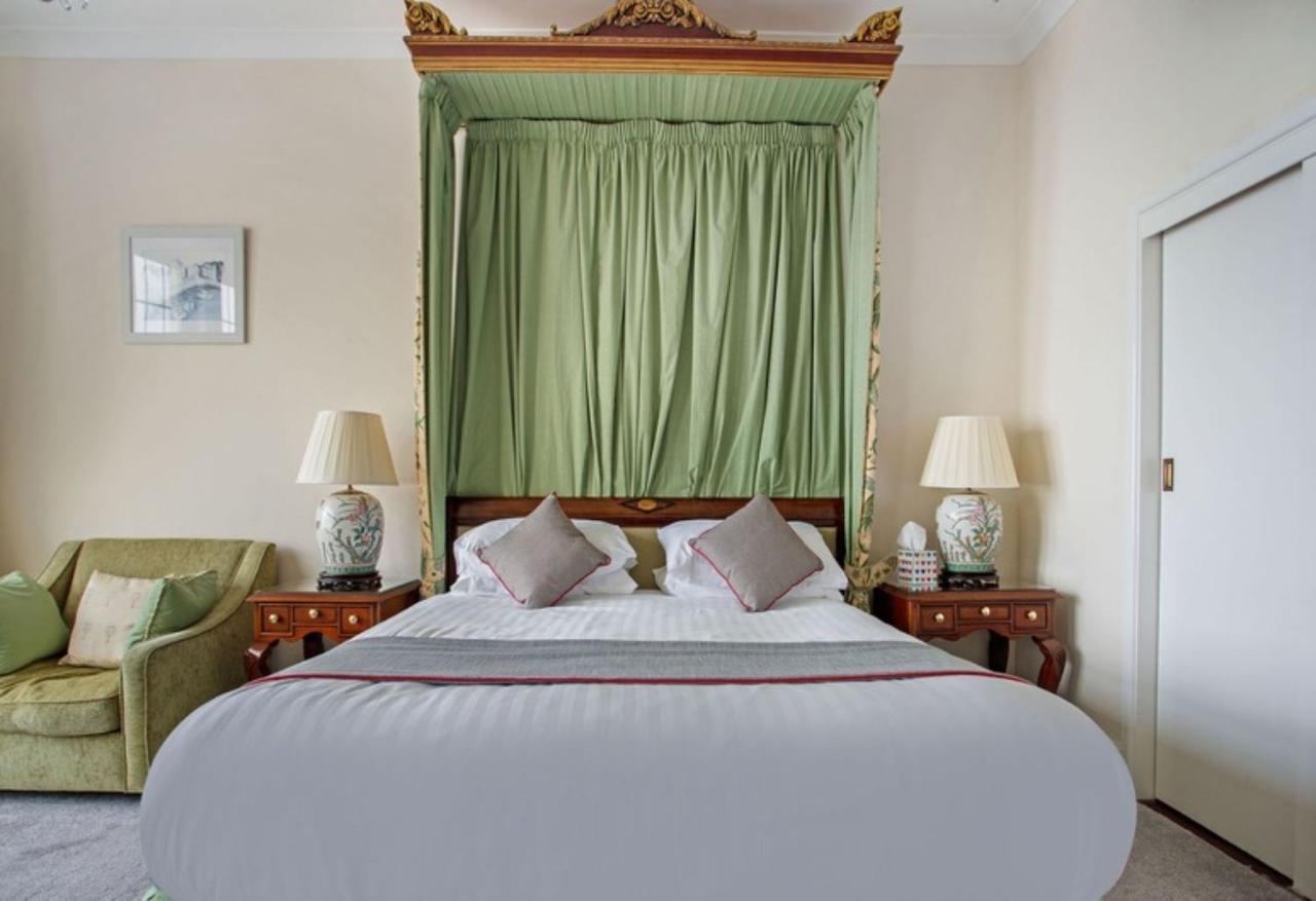 Hotel Anacapri Falmouth Exteriér fotografie A four-poster bed