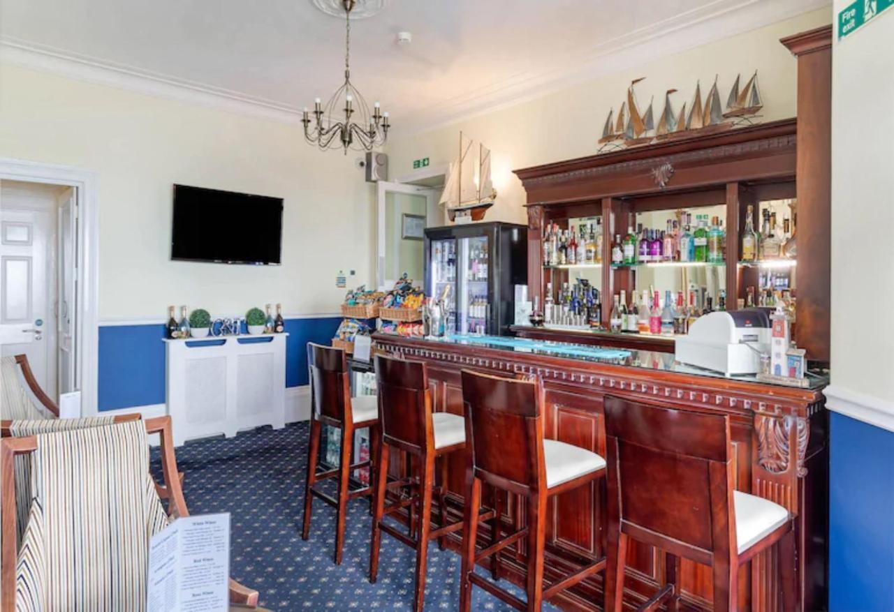 Hotel Anacapri Falmouth Exteriér fotografie The bar at the Royal Pier