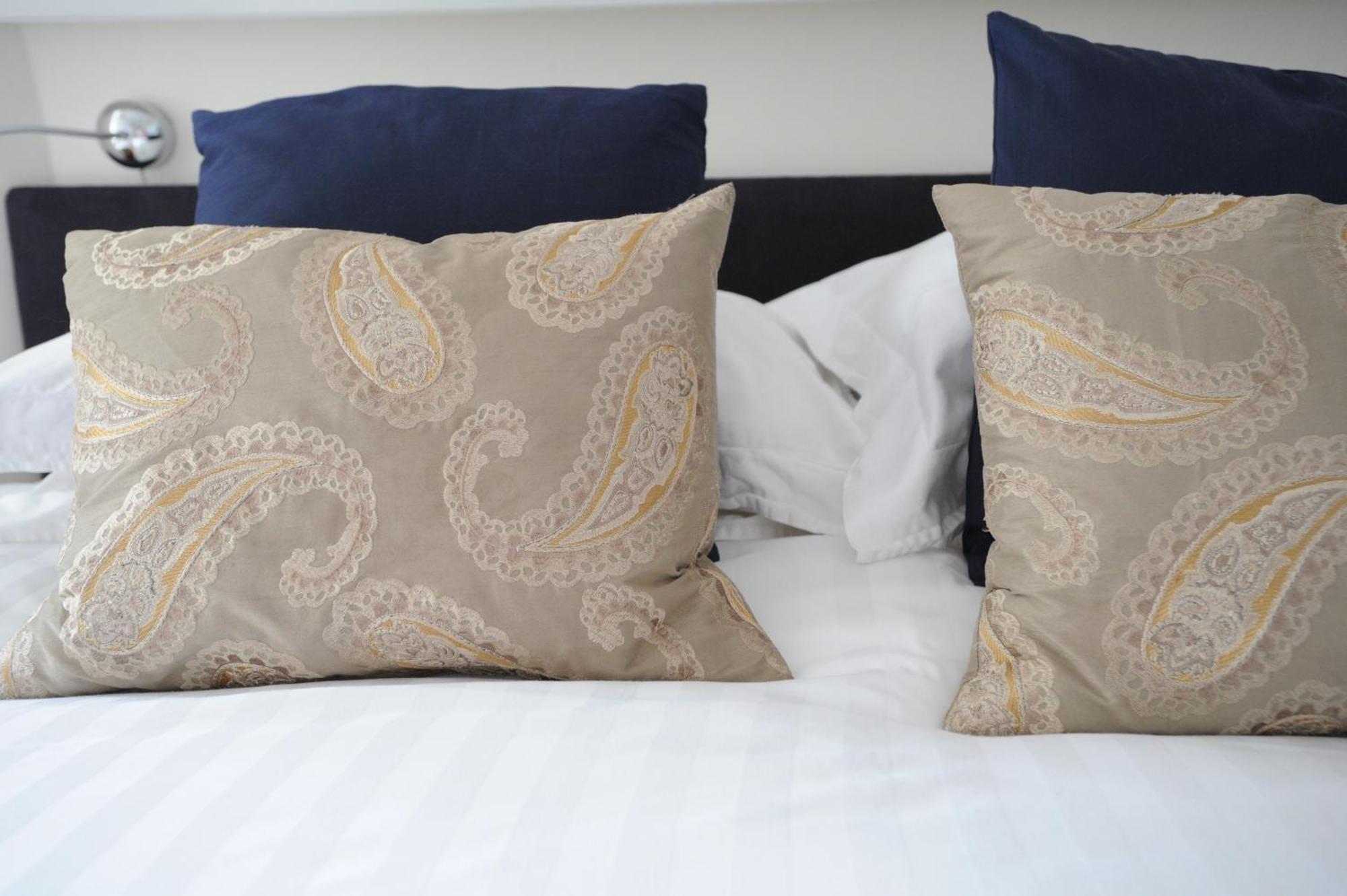 Hotel Anacapri Falmouth Pokoj fotografie A bed with cushions