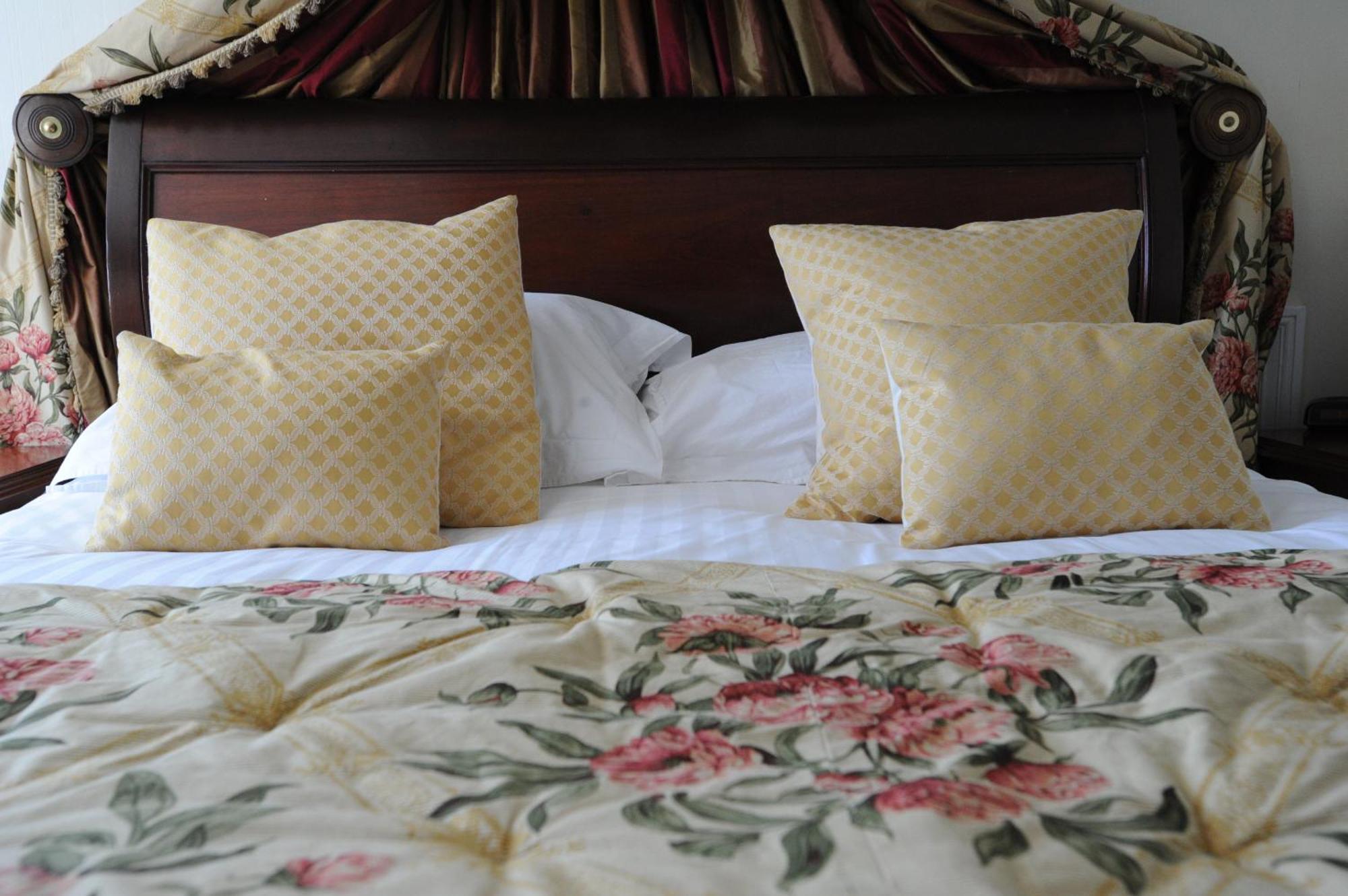 Hotel Anacapri Falmouth Pokoj fotografie A bed with cushions